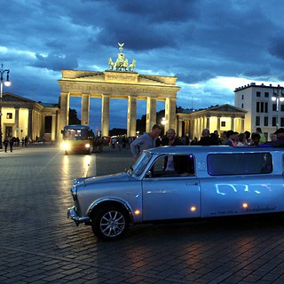Trabant XXL Limo vor dem Brandenburger Tor