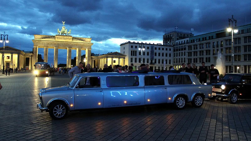 Trabant XXL Limo vor dem Brandenburger Tor