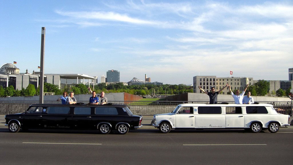 Trabi-XXL-Berlin7.jpg Zwei Trabi XXL Stretchlimousinen vor der Kulisse von Berlin
