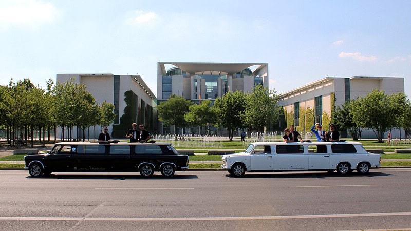 Zwei Trabi XXL Stretchlimousinen vor einen Park