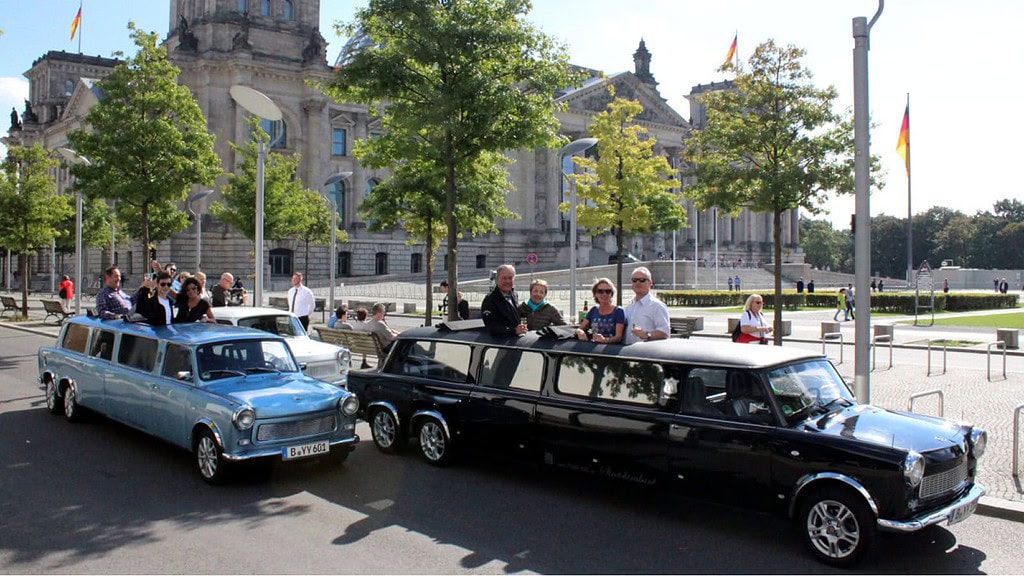 Trabi-XXL-Berlin9.jpg drei Trabi XXL Strechlimousinen in Berlin vor dem Bundestag