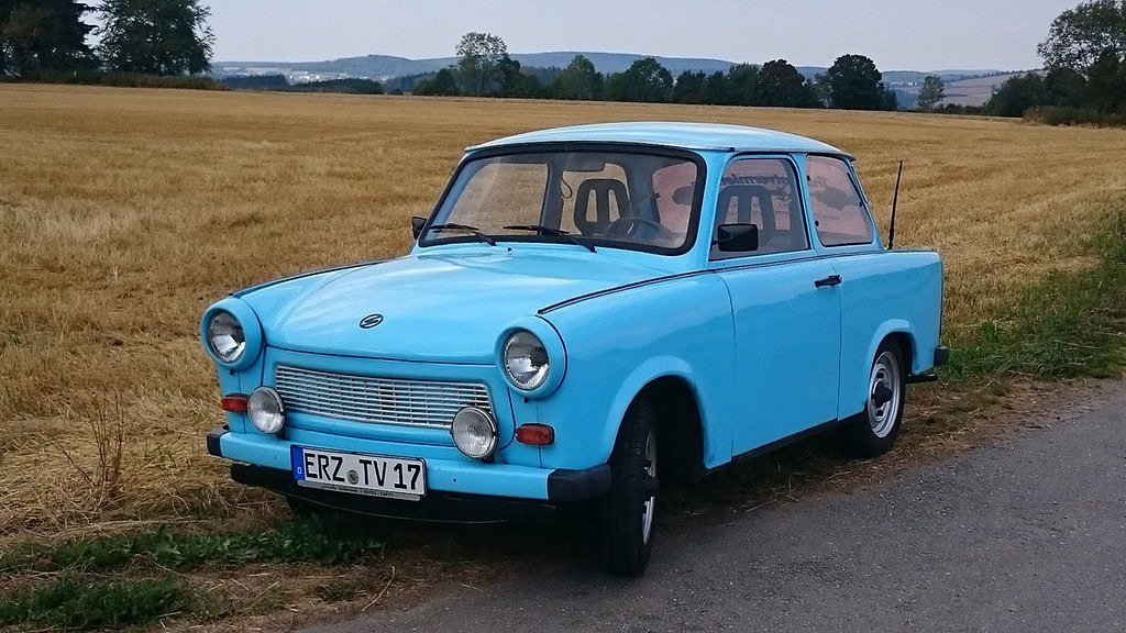 Trabi-fahren-im-Erzgebirge2.jpg Trabant 601 steht auf dem Feld