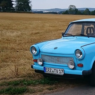 Trabi-fahren-im-Erzgebirge2.jpg Trabant 601 steht auf dem Feld