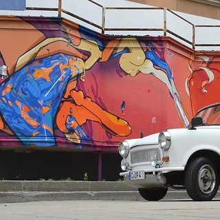 Trabi Cabrio steht vor bunter Wand bei Trabi selber fahren in Chemnitz