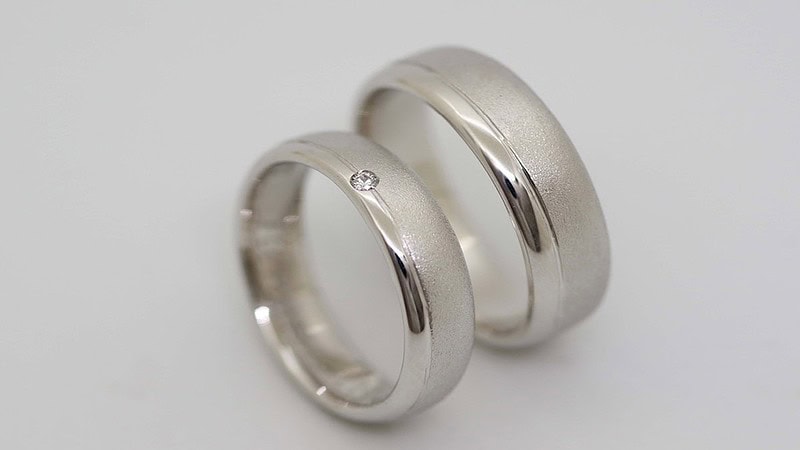 Zwei Trauringe aus Silber.