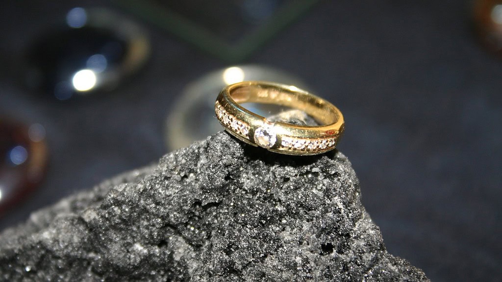 Trauringschmiede_.jpg Ring der Trauringschmiede auf einem Stein präsentiert