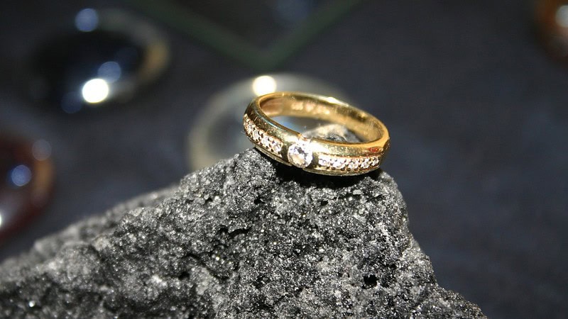 Ring der Trauringschmiede auf einem Stein präsentiert