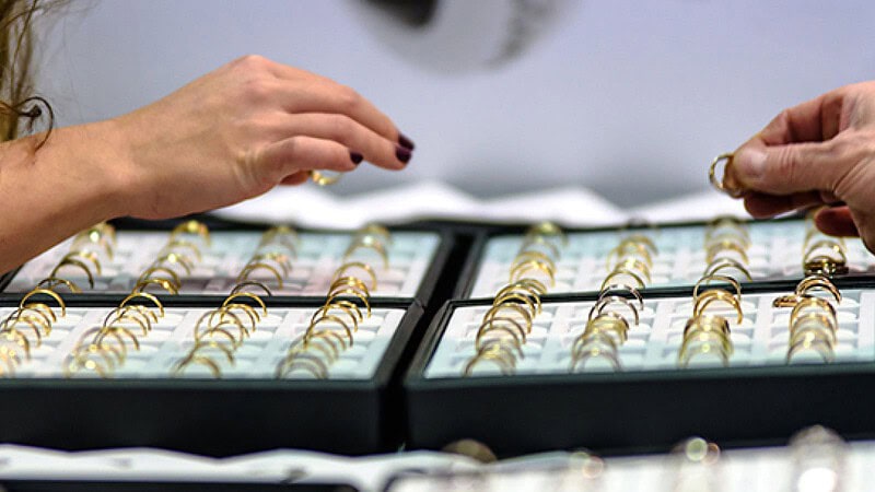 Kästen mit vielen Ringen der Trauringschmiede