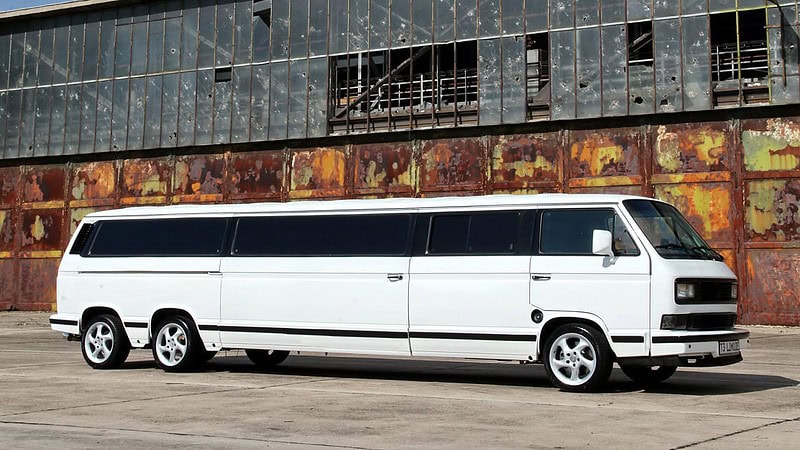 Seitenansicht des VW T3 Limousine in Berlin vor einer Fabrik