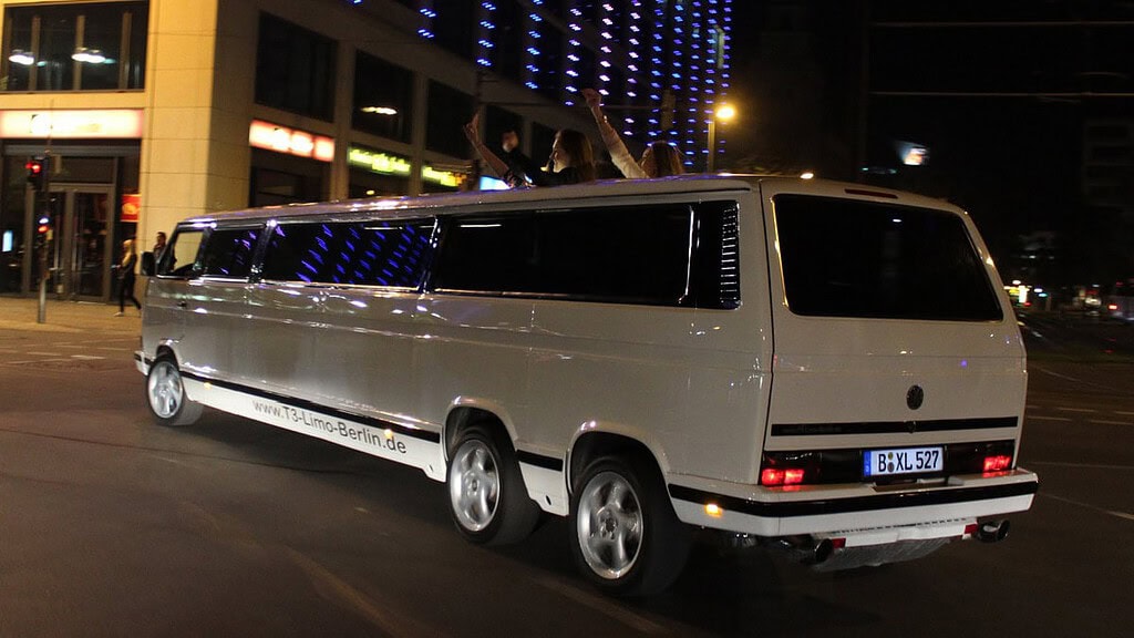 VW-T3-Stretchlimousine-Berlin14.jpg Ansicht von hinten rechts des VW T3 Limousine in Berlin