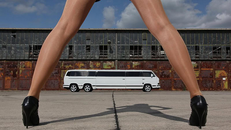 Seitenansicht mit Beinen des VW T3 Limousine in Berlin