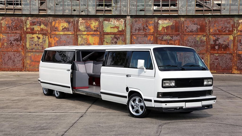 VW-T3-Stretchlimousine-Berlin3.jpg Seitensicht mit Tür offen VW T3 Limousine in Berlin
