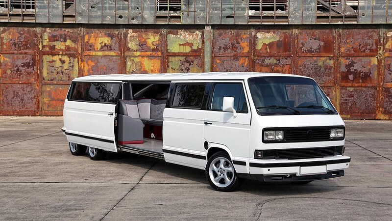 Seitensicht mit Tür offen VW T3 Limousine in Berlin