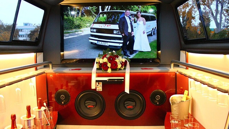 Innenansicht mit TV und Hochzeitsbild der VW T3 Limousine in Berlin