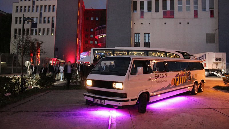 VW T3 Limousine in Berlin steht vor einem Club