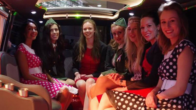 Frauen sitzen in edem VW T3 Limousine in Berlin