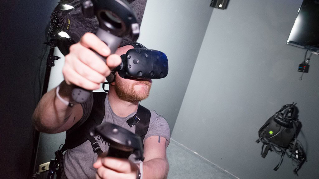 Virtual-Reality-VR-Erlebnis-in-Leipzig_8.jpg Mann mit VR-Brille und VR-Controllern in der Hand bei Virtual Reality in Leipzig