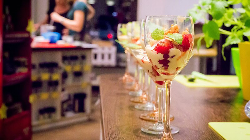 Desserts auf einem Tisch zur Verkostung beim Walking Dinner in Dresden