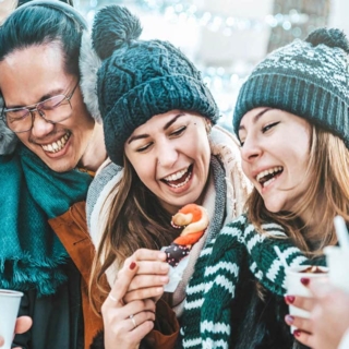 Weihnachtsfeier Winterwunderwald Challenge fünf Personen Trinken draußen Fünft Personen genießen ein Getränk.
