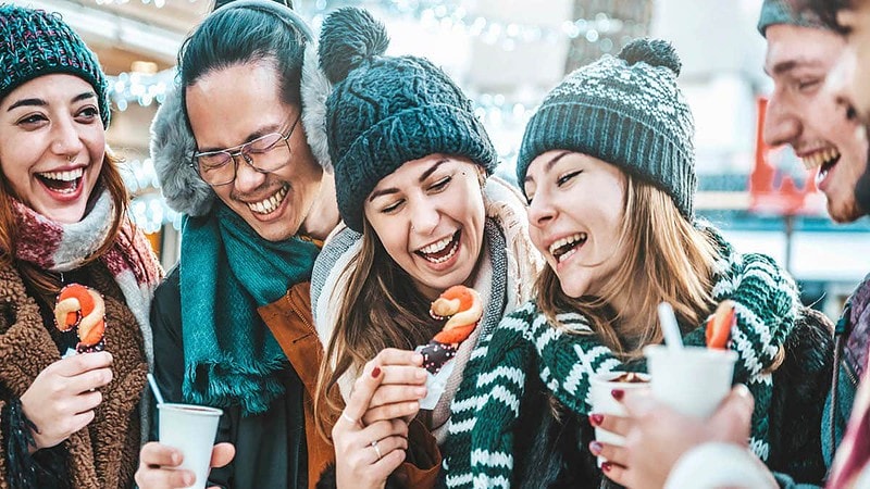 Fünft Personen genießen ein Getränk.