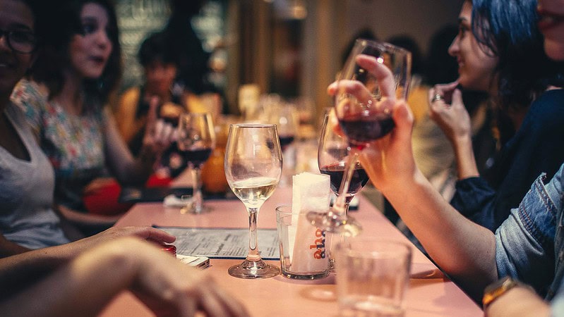 Weinseminar-Teilnehmer genießen gemeinsam Weiß- und Rotwein