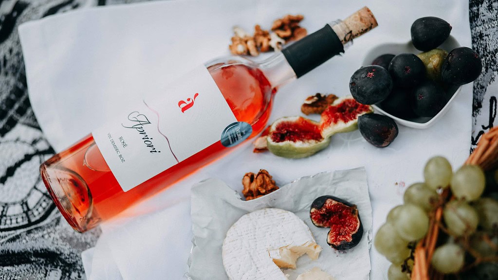 Wein24.jpg Eine Flasche Rosewein liegt auf dem Tisch