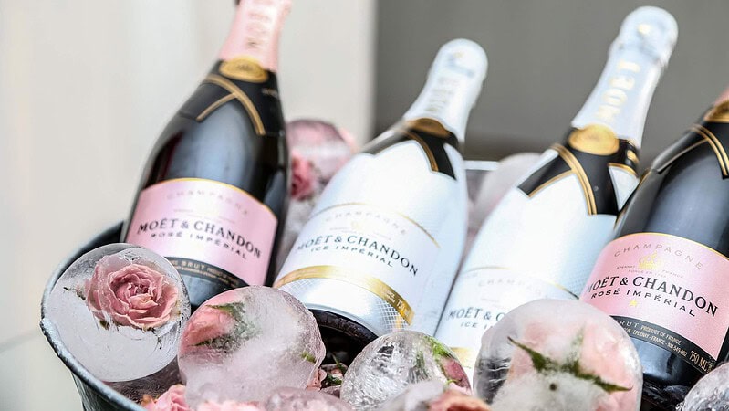 Vier Moët & Chandon Rosé Impérial Flaschen in einem Korb