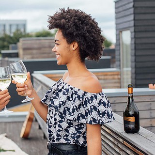 Wein31.jpg Ein Paar feiert und trinkt Weißwein zusammen