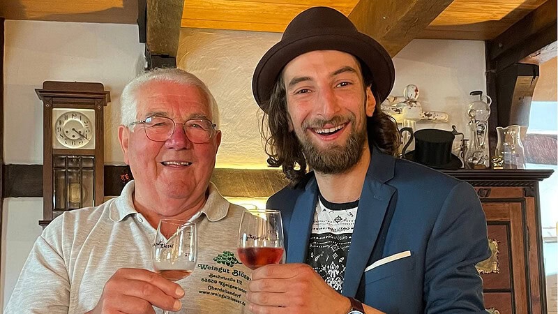 Zwei Männer mit Weingläser in der Hand