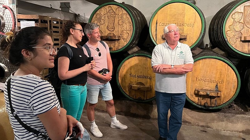 Gruppe im Weinkeller in Königswinter.