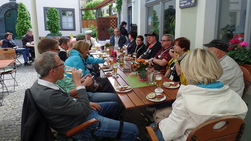Gruppe speist am Tisch beim Bierrundgang Meißen Braumeisters Biertradition