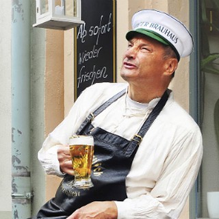 Braumeister mit Bierglas in der Hand beim Bierrundgang Meißen