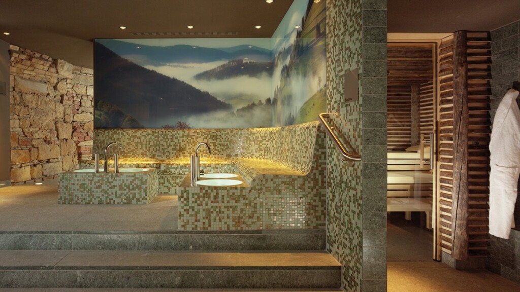 Wellness-Dresden2.jpg Ein Wellnessbereich mit Sitzmöglichkeiten für ein Fußbad. Rechtes im Bild sieht man einen Teil des Saunaeingangs.