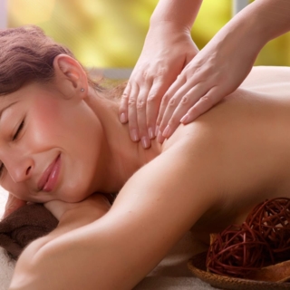 Frau bei einer Massage ihres Wellness-Erlebnisses