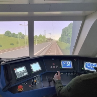 Ein Mann bedient den Führerstand der Siemens Vectron Bahn