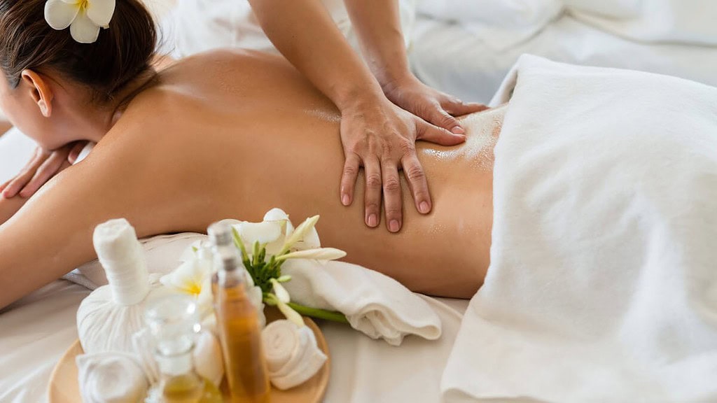 aromaoel-massage Aufnahme einer Frau, die eine Ölmassage in einem Spa genießt