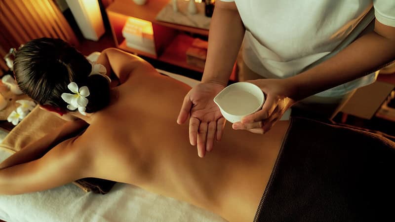 Eine Frau genießt verschiedene Techniken einer Ganzörpermassage mit Öl