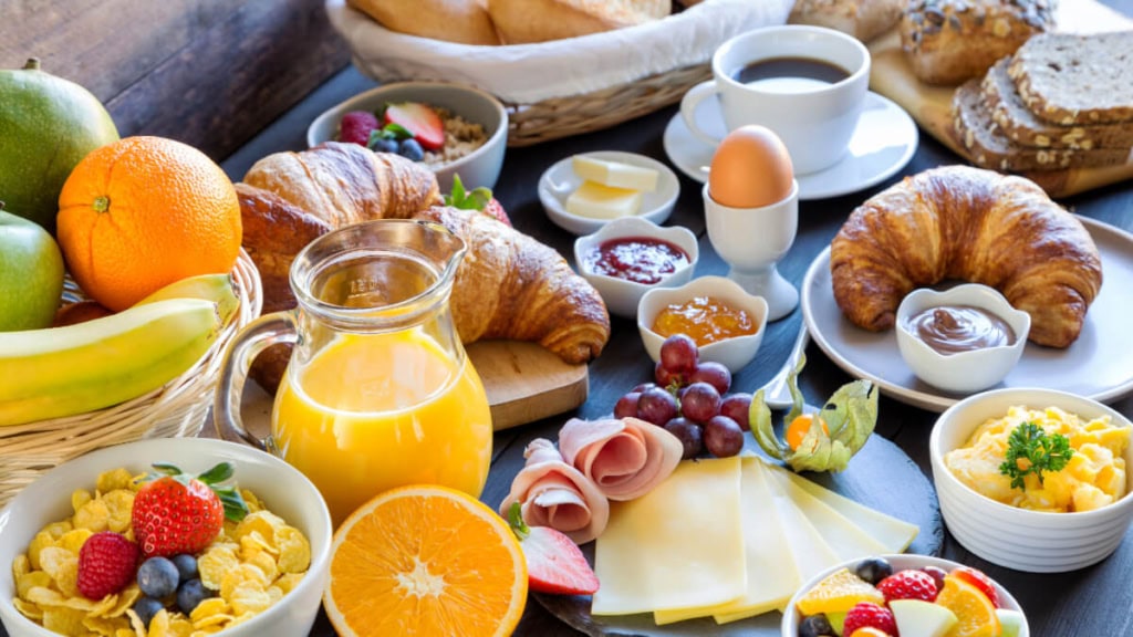 ballonfahrt-fruehstueck (2) reichhaltiges Frühstück, serviert während der morgendlichen Ballonfahrt