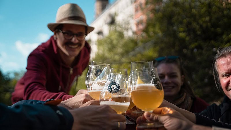 Bootsfahrt mit Bier in Leipzig - alle Stoßen an