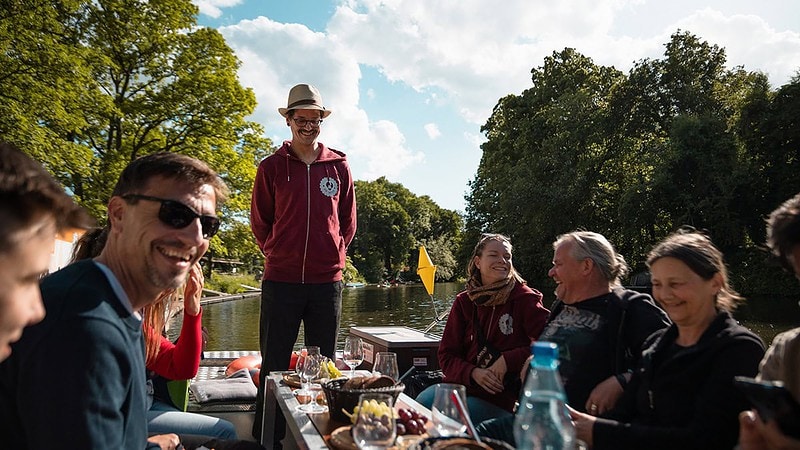 Bootsfahrt mit Bierverkostung in Leipzig - Gruppe sitzt zusammen
