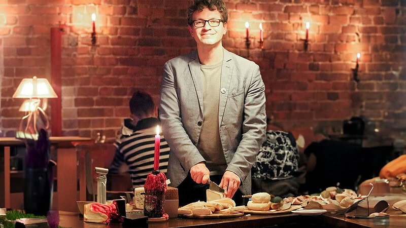 Käse wird angeschnitten beim Bier- und Käseseminar in Leipzig