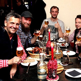 Gruppe von Menschen sitzt an einem Tisch und sind beim Biertasting in Leipzig