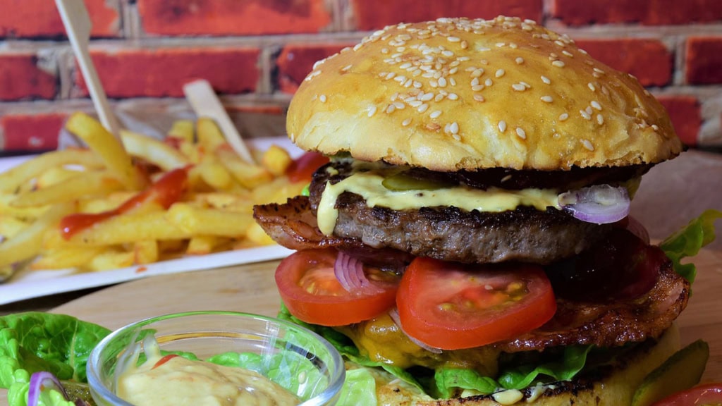 burger-grillkurs Burger mit Patties und im Hintergrund Pommes