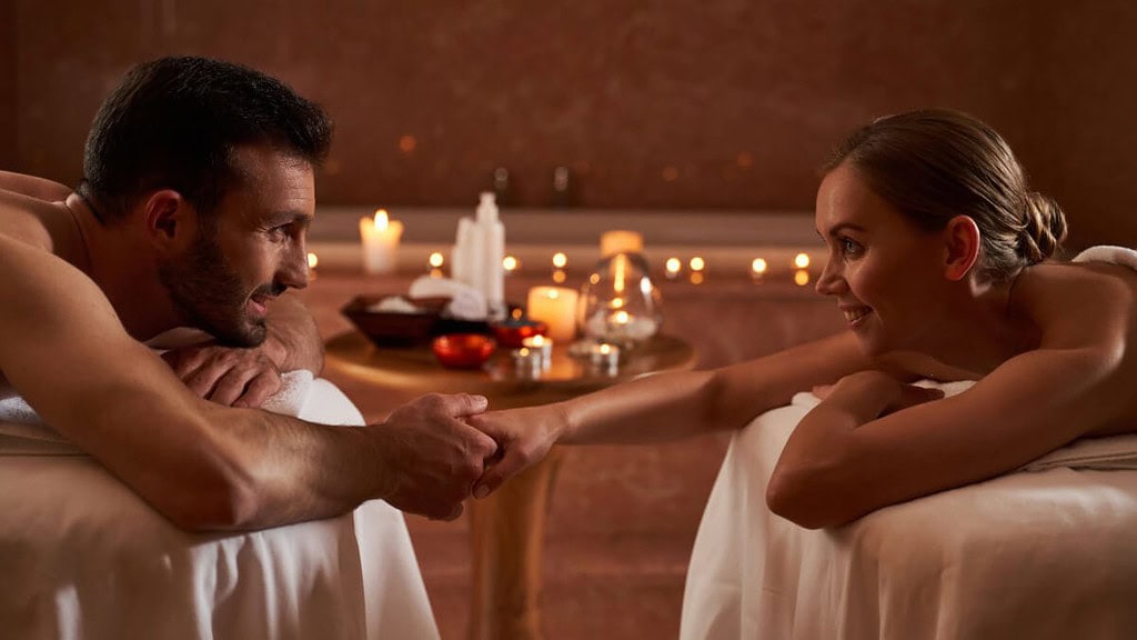 candle-dream-massage-fuer-zwei Ein Paar genießt ein Candle Dream Light Massage in einem Spa