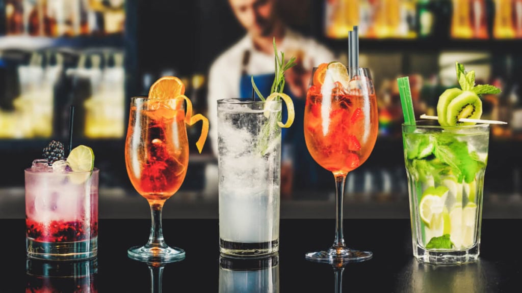 cocktail-kurs (1) Verschiedene bunte Cocktails stehen auf der Bar im Restaurant