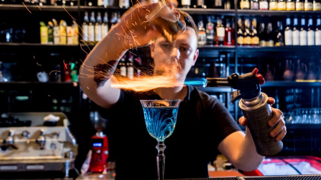 cocktail-kurs (2) Professioneller Barkeeper macht Drinks