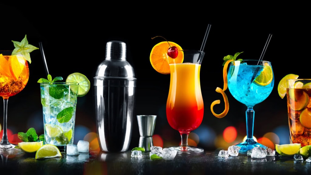 cocktail-kurs (4) Verschiedene bunte Cocktails stehen auf der Bar