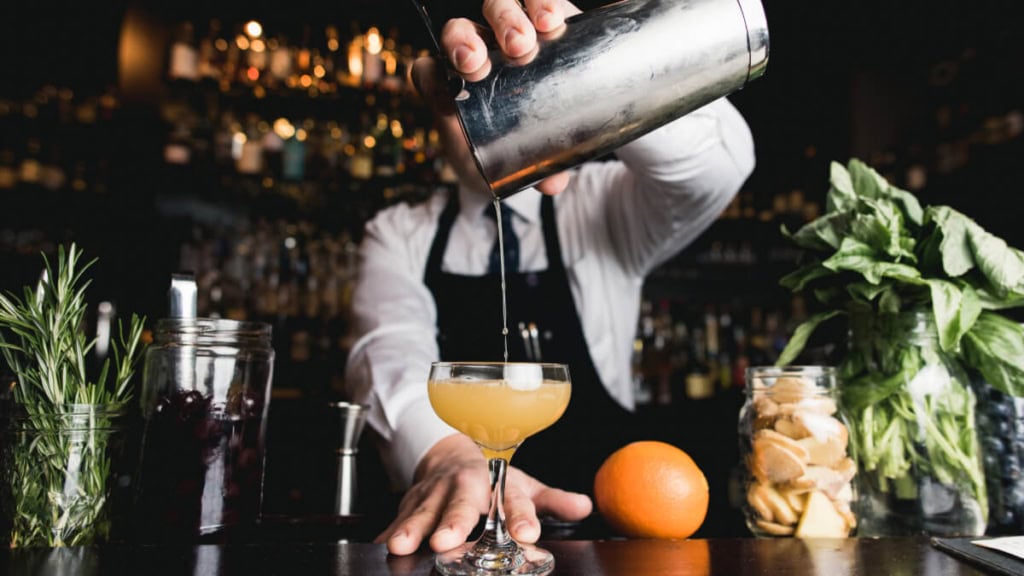 cocktail-kurs (5) Professioneller Barkeeper macht Drinks