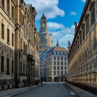 Ansicht des Dresdner Fürstenzugs mit Blick zur Frauenkirche in Dresden - Bei der Kutschfahrt in Dresden