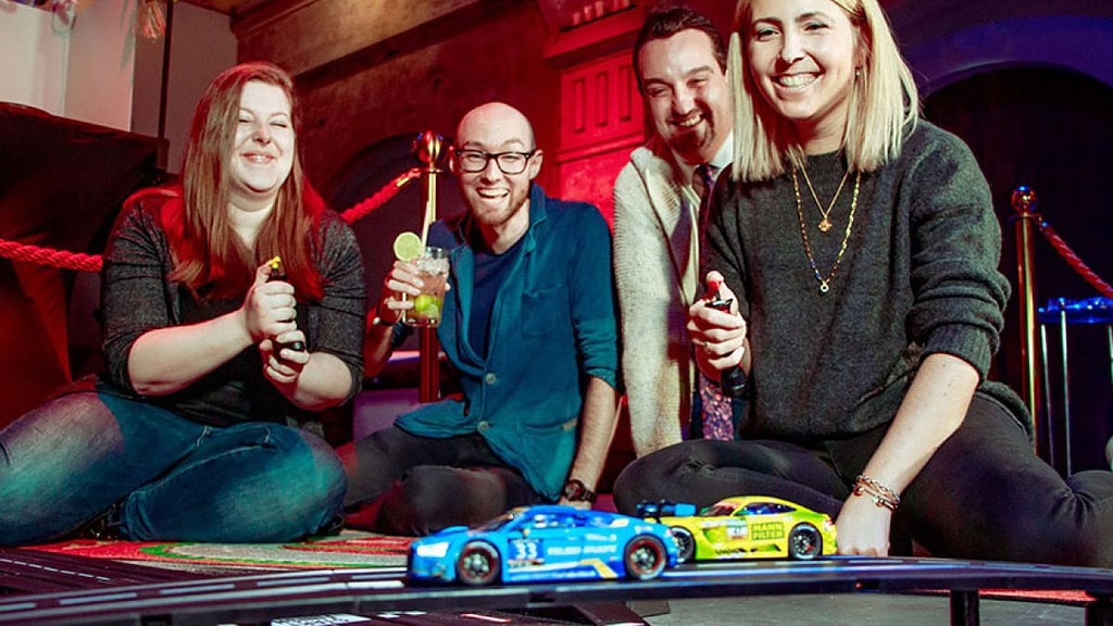 elolympia_komp2.jpg Gruppe von Freunden spiel mit Rennautos beim Party Game in Bottrop